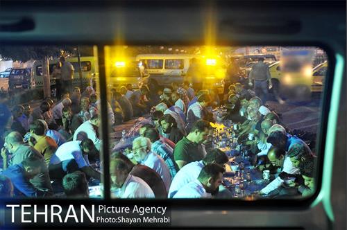 افطاری ساده در پایانه تاکسیرانی صادقیه 27