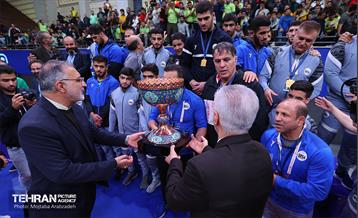 مراسم اهدای کاپ قهرمانی تیم‌های برتر کشتی آزاد توسط شهردار تهران و وزیر ورزش 35