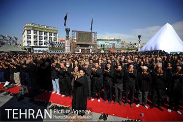 مراسم عاشورای حسینی در میدان امام حسین(ع) 17