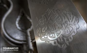 جنس تیغه‎ها از فنر است ، به همین علت در زمان بلند کردن و چرخاندن علم‏ها یک حالت ارتجاعی دارد.