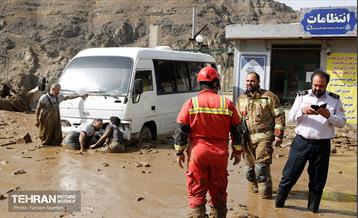 تلاش نیروهای امدادی شهرداری تهران برای تخلیه مناطق سیل زده کن