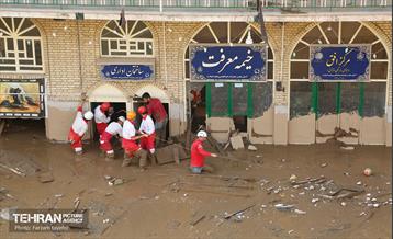 تلاش نیروهای امدادی شهرداری تهران برای تخلیه مناطق سیل زده کن