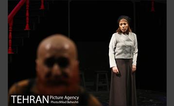 نمایش بوی گند دهن خانوم مارکز 15