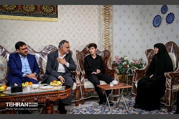دیدار شهردار تهران با خانواده شهید دارابی 6