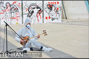 اجرای پرفورمنس "هفت شهر عشق" در میدان آزادی 12