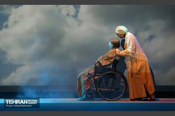 نمایش پیرزنی که در زمین خانه داشت‎ 8