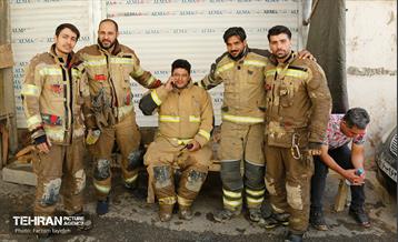 تلاش نیروهای امدادی شهرداری تهران برای تخلیه مناطق سیل زده کن