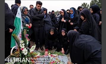 غبارروبی مزار شهدای آتش نشان باحضور خادمین حرم معصومه (س) 4