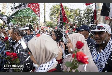 استقبال از خانواده شهدای غزه در میدان فلسطین تهران 27