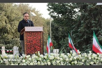 اهتزاز پرچم عزای حسینی بر فراز برج پرچم ایران 27