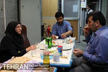 عبادت و خدمت؛ ایستگاه مترو امام خمینی(ره) 1