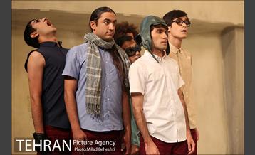 نمایش پسران تاریخ‎ 4