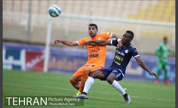 دیدار تیم های فوتبال استقلال خوزستان و سایپا تهران