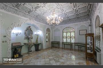 قسمتی از طبقه دوم به ابزارهایی برای سنجش روز،ماه و سال اختصاص داده شده است.اسطرلاب و کره سماوی یکی از انها است