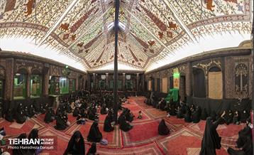 سقف حسینیه را خیمه‌ای که به وسیله سه چوب علم شده، پوشانده‌ است. آن چند تخته چادر دارد که جنس یک تخته‌ آن از کرباس است و در فصل گرما از آن استفاده می‌شود