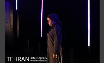 نمایش در اتاق باد می وزد 1