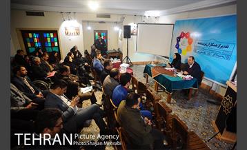 تقدیر از همکاران نویسنده و رونمایى از دوهفته نامه همگامان 11