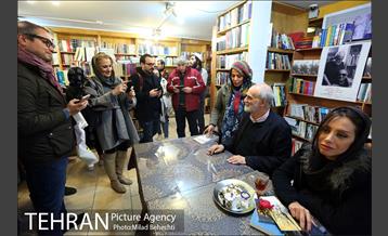 رونمایی و جشن امضای کتاب خانه ای با شیروانی قرمز در نشر ثالث‎ 7