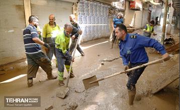 تلاش نیروهای امدادی شهرداری تهران برای تخلیه مناطق سیل زده کن