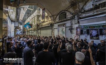 مداح روی چهارپایه می‌رود و عزاداری می‌کنند و بعد دوباره راه خود را در پیش می‌گیرند تا دسته عزاداری بعدی از راه برسد.