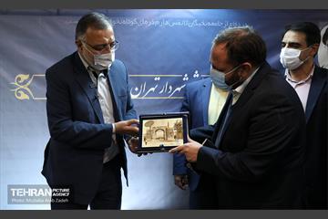 دیدار شهردار تهران با نخبگان و خانواده های شهدای منطقه 14