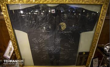 لباس تیم هنرمندان مرحوم ارشا اقدسی  به امضا بازیکنان تیم هنرمندان در ویترین مرحوم در موزه سینما