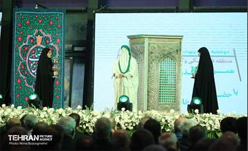 اهتزاز پرچم سبز رضوی بر فراز برج پرچم ایران 17