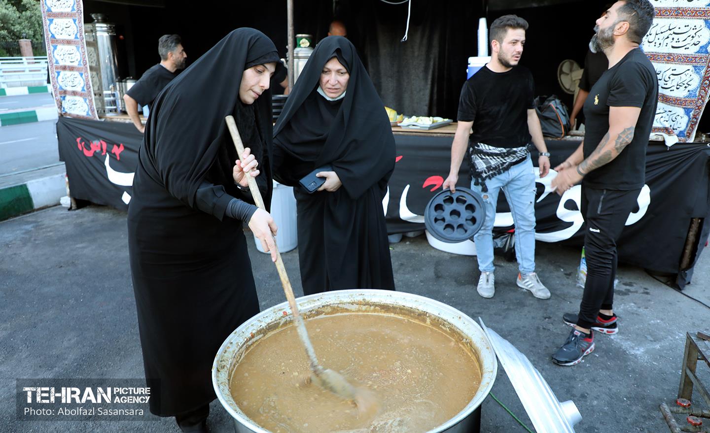 حضور شهردار منطقه هشت در مراسم عزاداری روز عاشورا