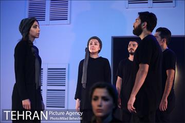 نمایش هملت؛ تهران 2017 18