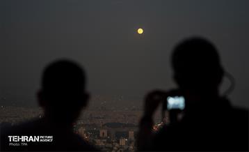 ماه کامل از فراز برج میلاد