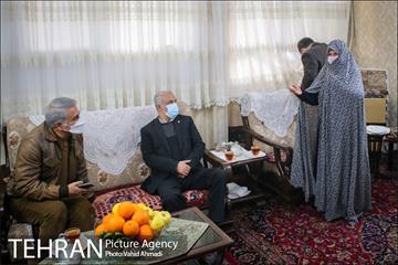 دیدار شهردار تهران با مادر شهیدان خالقی پور 3