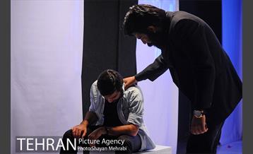 نمایش "او فقط خسته بود" 20