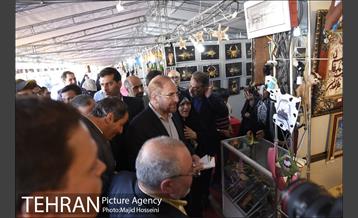 بازدید شهردار تهران از بازارچه مردم خرمشهر در کنار باغ موزه دفاع مقدس 13