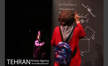 نمایش ماجرای عجیب سگی در شب 8