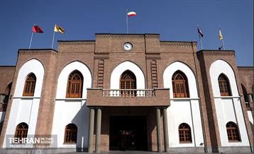 اهتزاز پرچم حزب الله بر بام بلدیه 3