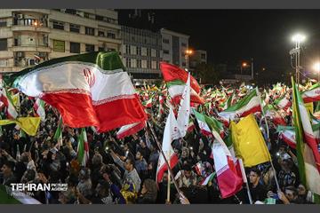 آیین بدرقه زائر اولی‌ها به‌ سوی عتبات عالیات در میدان انقلاب 22
