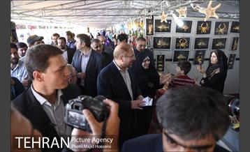 بازدید شهردار تهران از بازارچه مردم خرمشهر در کنار باغ موزه دفاع مقدس 12