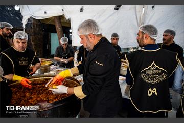 طبخ غذای نذری عتبه علوی برای آسیب دیدگان جنگ رمضان