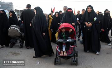 پیاده‌روی زائرین اربعین حسینی در مسیر نجف به کربلا 32