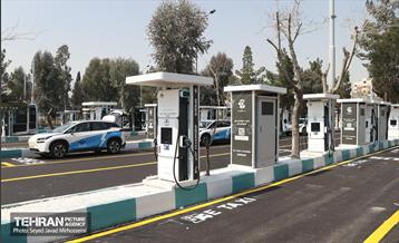 افتتاح ۳ ایستگاه شارژبرقی و رونمایی از تاکسی برخط 4