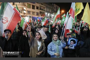 تجمع شب سی‌وچهارم در میدان انقلاب 7