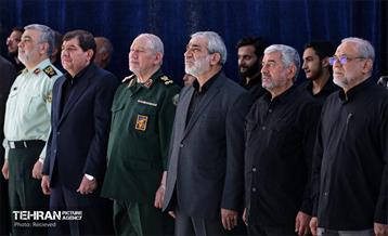 مراسم اقامه نماز بر پیکر آقای شهید ایران 52