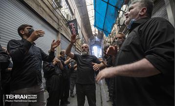 کرکره‌های مغازه‌های بازار به احترام عزاداری پایین می‌آیند و در هر راسته و تیمچه‌ای که مداحی آغاز می‌شود کاسبان هم به جمع عزاداران می‌پیوندند