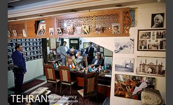 بازدید شهردار تهران از مرکز اسناد بلدیه 24