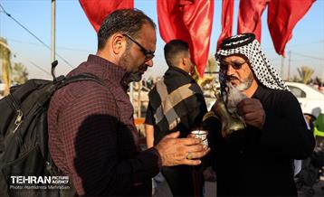 پیاده‌روی زائرین اربعین حسینی در مسیر نجف به کربلا 26