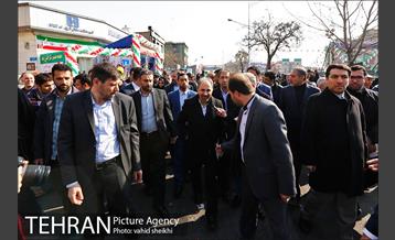 حضور شهردار تهران در راهپیمایی با مترو 16