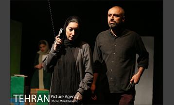 نمایش چند تکه لغزان، بر لبه سران یک وضعیت پیچان‎ 7