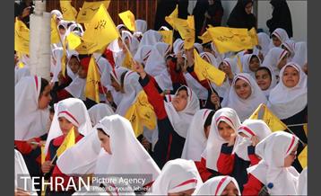 اهدای هدایای ویژه به دانش آموزان دبستان دخترانه شهید خوشنویسان 7