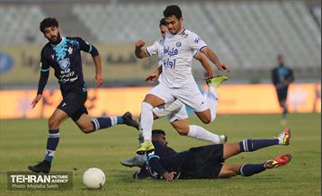 دیدار تیم‌های فوتبال پیکان و استقلال 31