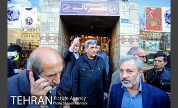 کتابگردی پیروز حناچی سرپرست شهرداری تهران در روز کتاب 53